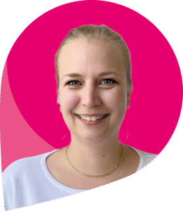 zfm-Teammitglied Julia Schwick vor pinken Hintergrund (umgekehrter zum-Tropfen)
