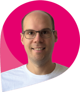 zfm-Teammitglied Andreas Matuszewski vor pinken Hintergrund (umgekehrter zum-Tropfen)