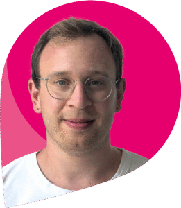 zfm-Teammitglied Luca Schultz vor pinken Hintergrund (umgekehrter zum-Tropfen)